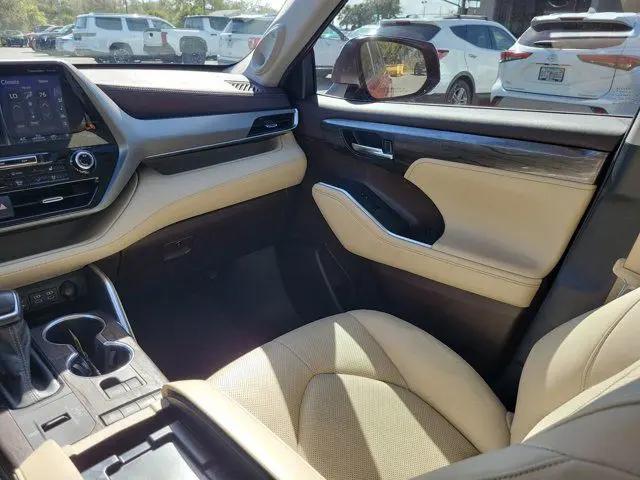 2022 Toyota Highlander Hybrid Platinum