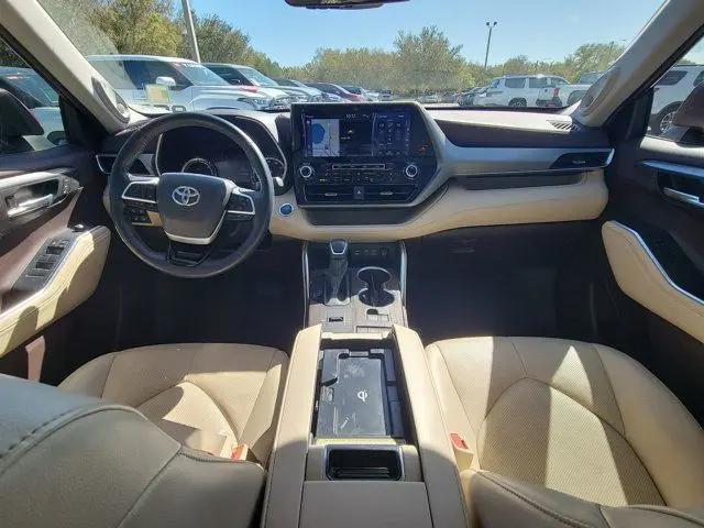 2022 Toyota Highlander Hybrid Platinum
