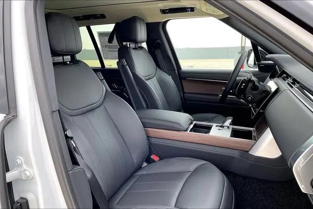 2026 Land Rover Range Rover P550e SE