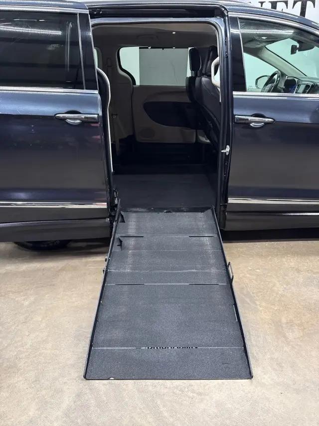 2020 Chrysler Pacifica Touring L for sale in Mansfield, TX