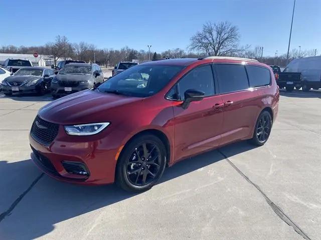 2025 Chrysler Pacifica Limited for sale in Vermillion, SD