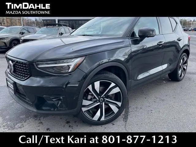 2024 Volvo XC40 B5 Plus Dark Theme