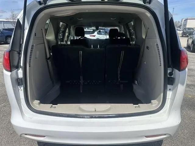 2022 Chrysler Voyager LX