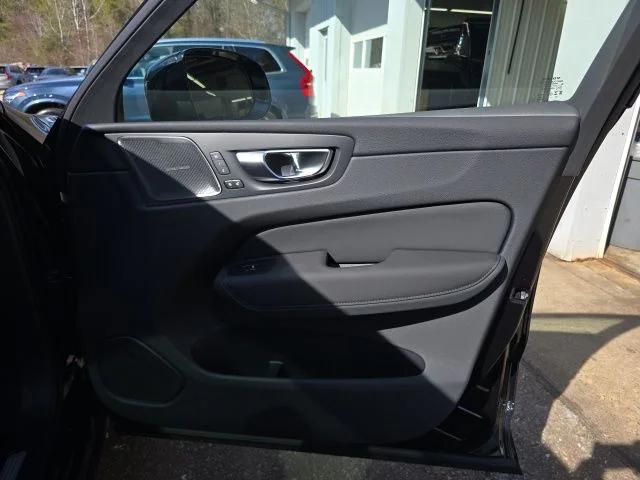 2026 Volvo XC60 B5 Ultra Black Edition