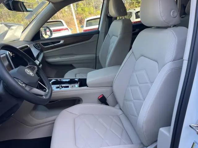 2026 Volkswagen Atlas SE with Technology