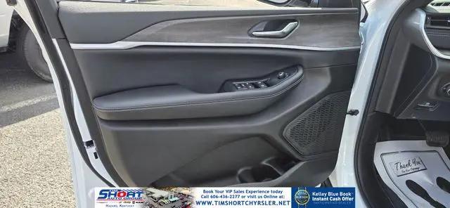 2026 Jeep Grand Cherokee L Altitude 4x4