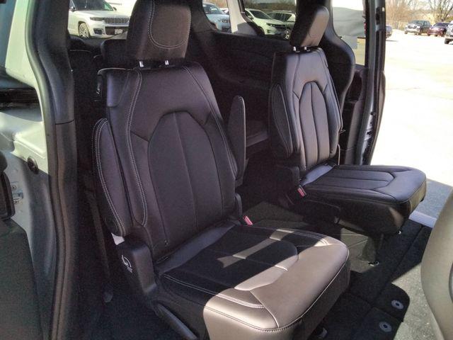 2026 Chrysler Pacifica Select AWD