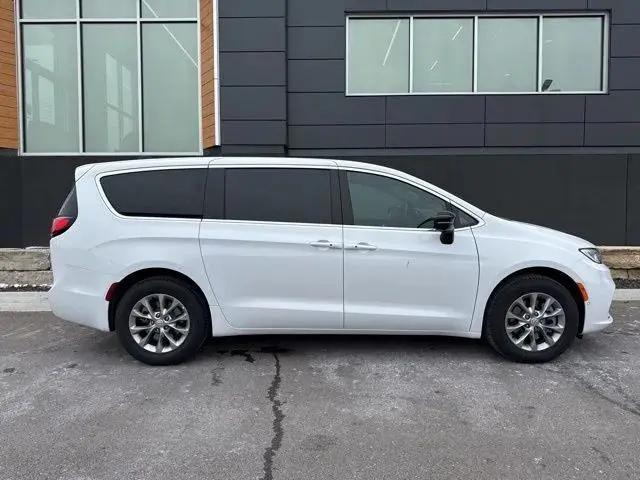 2026 Chrysler Pacifica Select AWD