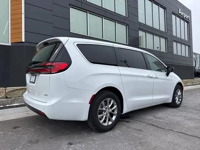 2026 Chrysler Pacifica Select AWD