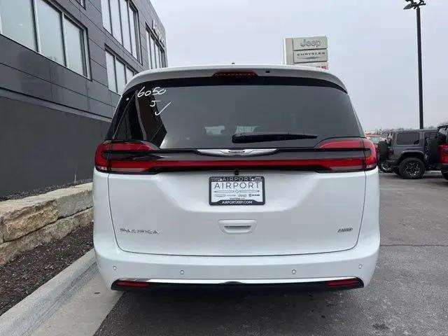 2026 Chrysler Pacifica Select AWD