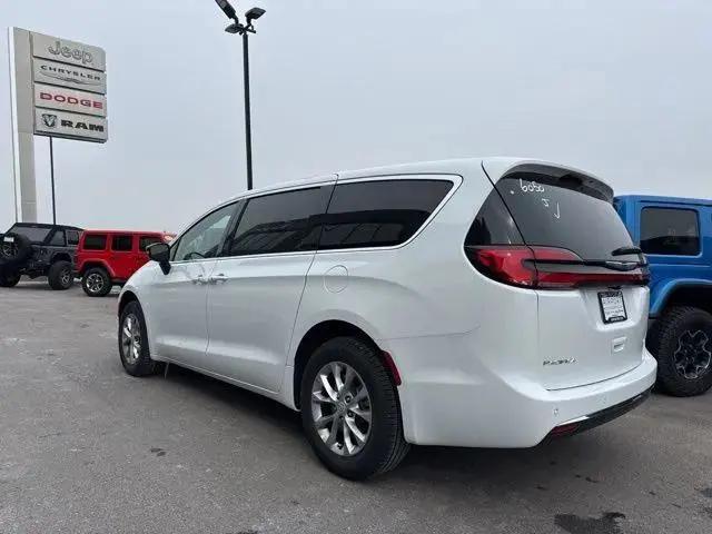 2026 Chrysler Pacifica Select AWD