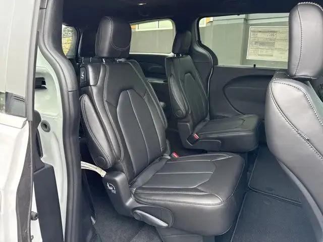 2026 Chrysler Pacifica Select AWD