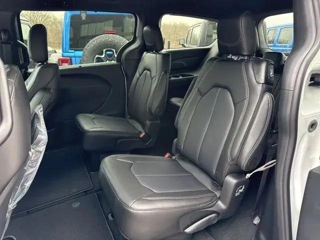2026 Chrysler Pacifica Select AWD