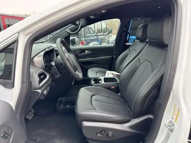 2026 Chrysler Pacifica Select AWD