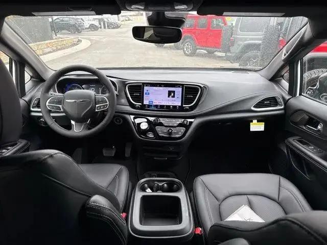 2026 Chrysler Pacifica Select AWD