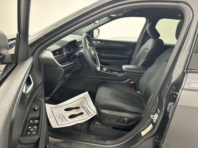 2025 Jeep Grand Cherokee Laredo 4x4