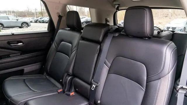 2025 Nissan Pathfinder SL 4WD