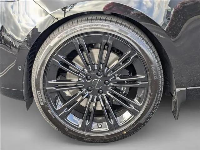 2026 Land Rover Range Rover P615 SV