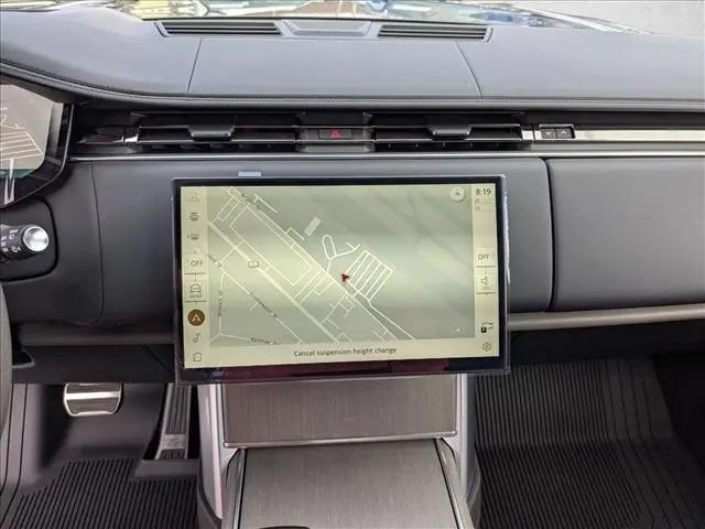 2026 Land Rover Range Rover P615 SV