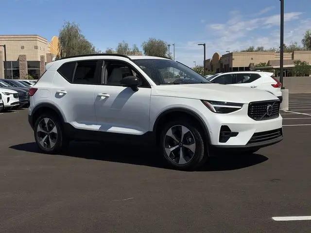 2026 Volvo XC40 Plus, B5 AWD Gas (mild hybrid), Dark