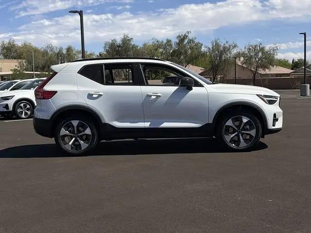 2026 Volvo XC40 Plus, B5 AWD Gas (mild hybrid), Dark
