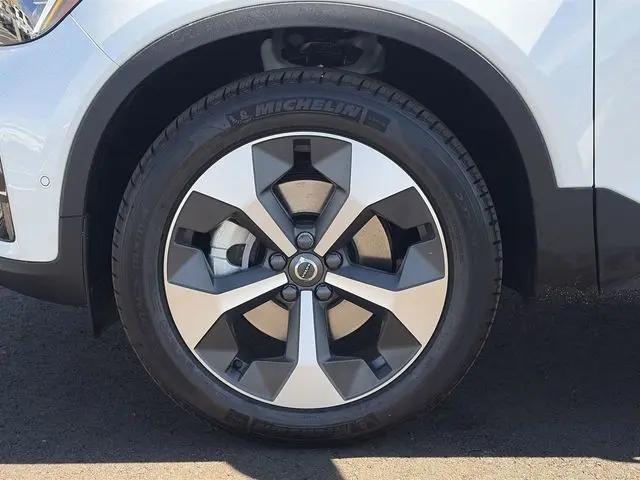 2026 Volvo XC40 Plus, B5 AWD Gas (mild hybrid), Dark