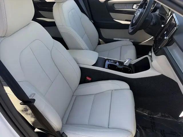2026 Volvo XC40 Plus, B5 AWD Gas (mild hybrid), Dark