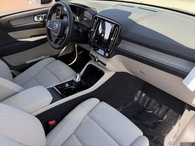 2026 Volvo XC40 Plus, B5 AWD Gas (mild hybrid), Dark