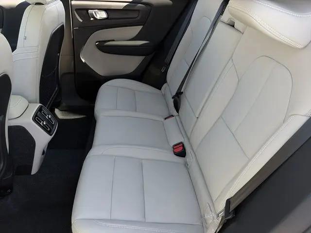 2026 Volvo XC40 Plus, B5 AWD Gas (mild hybrid), Dark