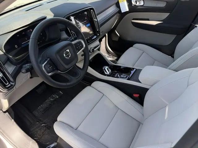 2026 Volvo XC40 Plus, B5 AWD Gas (mild hybrid), Dark