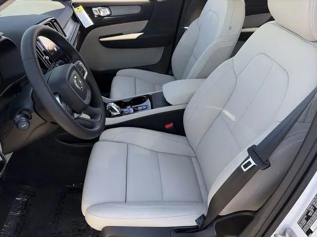 2026 Volvo XC40 Plus, B5 AWD Gas (mild hybrid), Dark