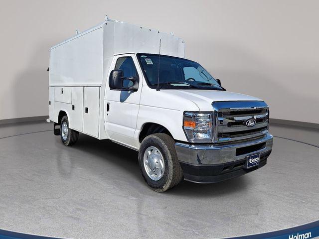 2027 Ford E-Series Cutaway Base