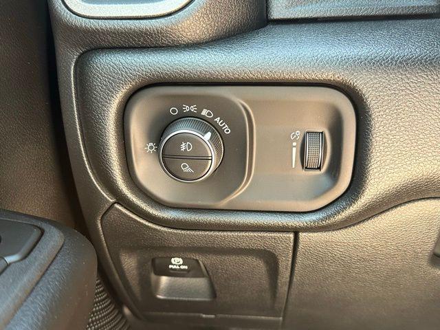 2026 Ram 1500 Express Crew Cab 4x4 57 Box