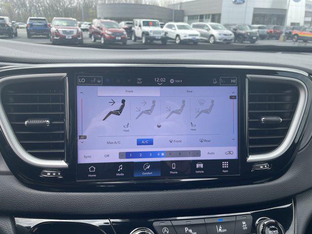 2025 Chrysler Pacifica Select