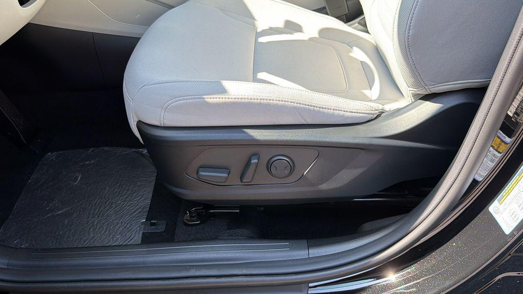 New 2026 Black HYUNDAI SEL FWD image 11