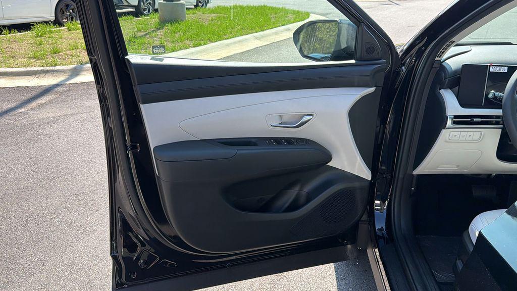 New 2026 Black HYUNDAI SEL FWD image 12