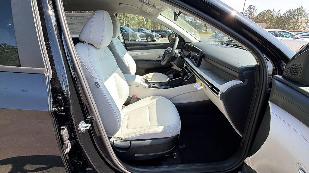 New 2026 Black HYUNDAI SEL FWD image 15