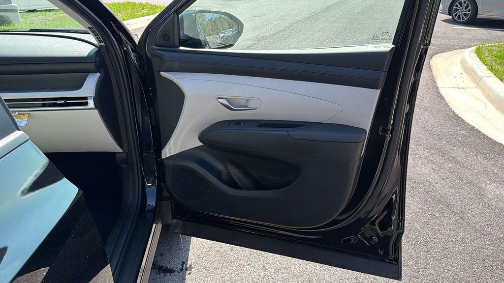New 2026 Black HYUNDAI SEL FWD image 16