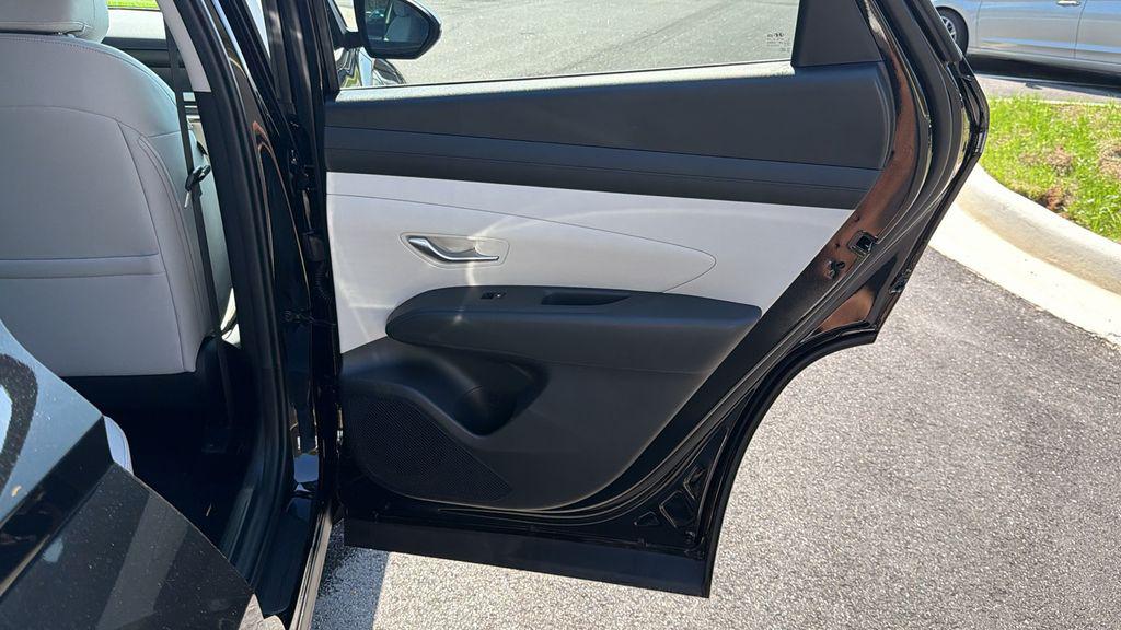 New 2026 Black HYUNDAI SEL FWD image 18