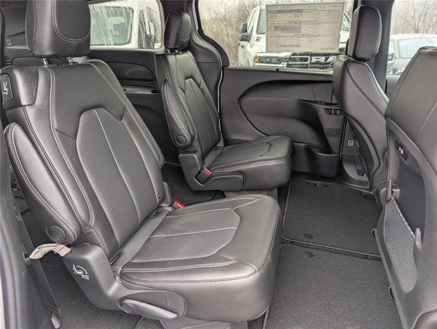 2026 Chrysler Pacifica Select AWD