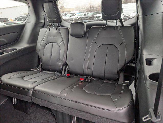 2026 Chrysler Pacifica Select AWD