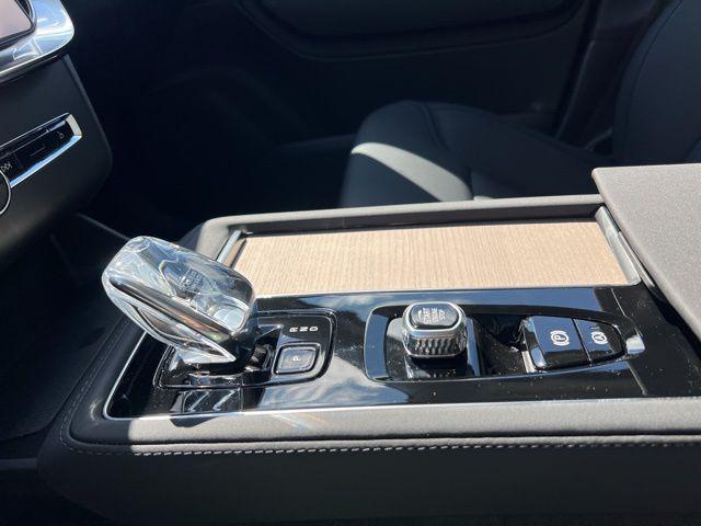 2026 Volvo XC90 Core, B5 AWD Gas (mild hybrid), Gasoline, Bright, 7 Seats