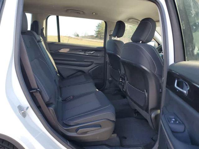 2023 Jeep Grand Cherokee L Laredo 4x4