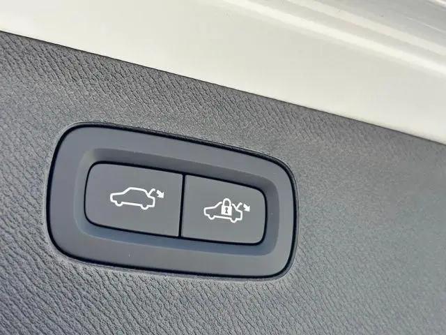 2026 Volvo XC90 Ultra, B6 AWD Gas (mild hybrid), Gasoline, Bright, 6 Seats