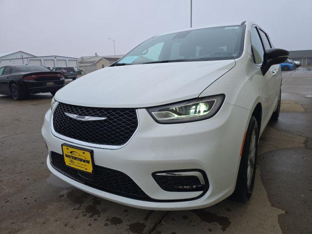 2026 Chrysler Pacifica Select AWD