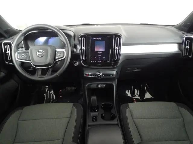 2025 Volvo XC40 B5 Core Bright Theme