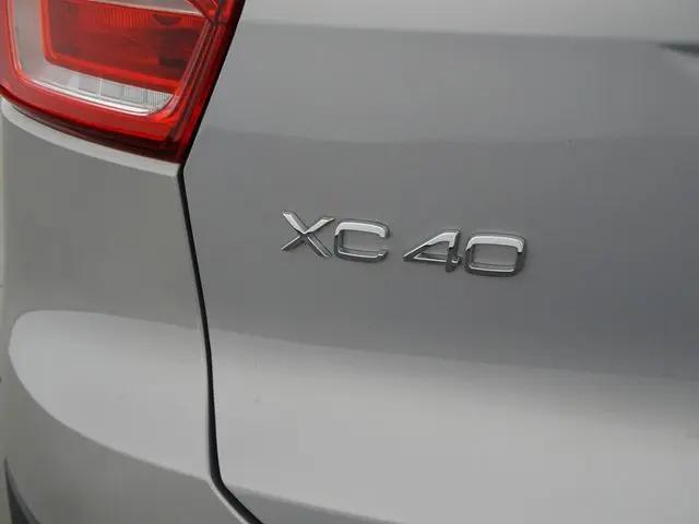 2025 Volvo XC40 B5 Core Bright Theme