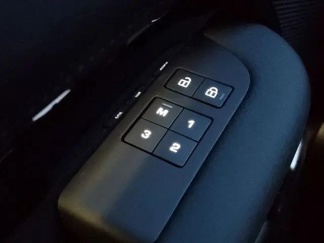 2026 Land Rover Discovery S