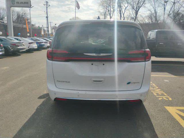 2024 Chrysler Pacifica Hybrid Select