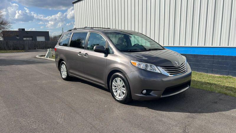 2017 Toyota Sienna XLE Premium 8 Passenger